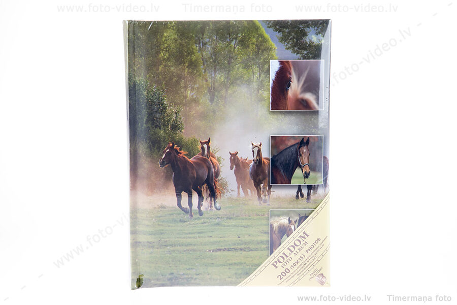 Foto albums 10x15cm 200 bildēm.