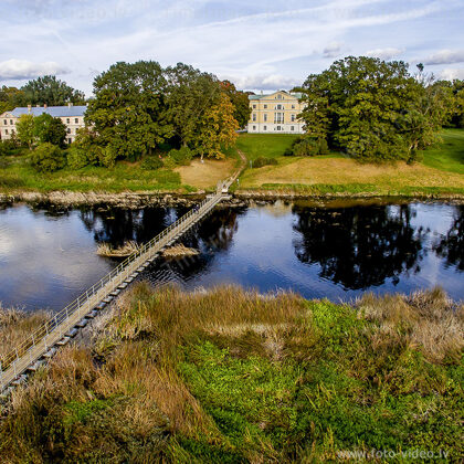 Mežotnes pils. Gājēju tilts pār Lielupi