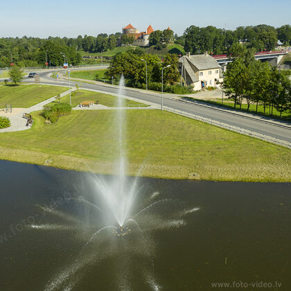 Bauska, strūklaka netālu no Mūsas krastiem.
