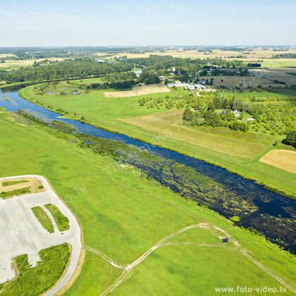 Lielupe netālu no Mežotnes pils
