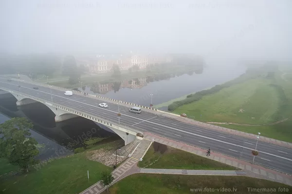 Jelgavas pils, rīta migla.